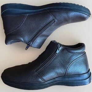 (7.5) PREDICTIONS Brown Textured Leather 2 Zipper Ankle Boots w/ Rubber Soles